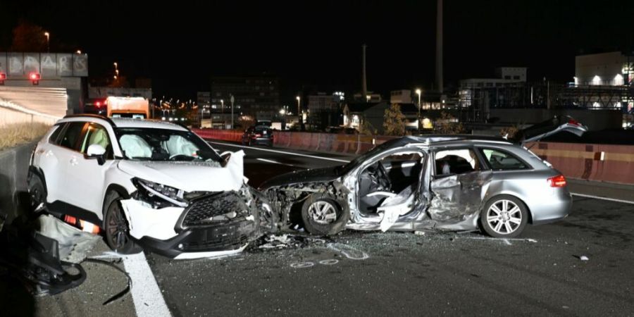 Laut der Polizei kollidierte der Unfallfahrer zunächst mit der Mittelleitplanke.