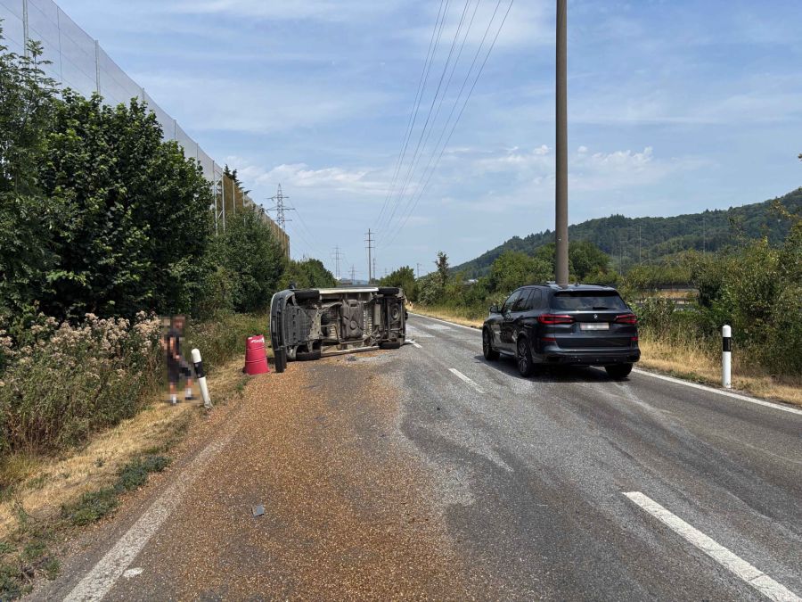 Die betroffene Strasse war aufgrund des Unfalls nur einspurig befahrbar.