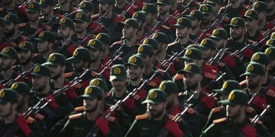 ARCHIV - Kadetten der iranischen Revolutionsgarden marschieren während einer jährlichen Militärparade. Foto: Vahid Salemi/AP/dpa