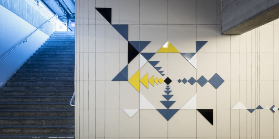 Eine Motion der SVP-Fraktion wollte künftig Kunst am Tiefbau im Kanton Aargau verbieten. Der Grosse Rat lehnte dies ab. Dieses Beispiel zeigt ein Keramik-Relief in der Bahnhofsunterfü...