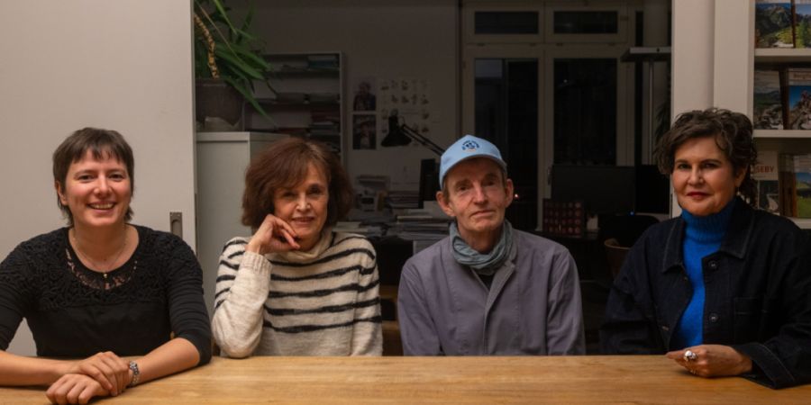 Die Autorin Karin Rey, die Übersetzerin Lis Kuenzli, der Autor Samuel Herzog und die Autorin Romana Ganzoni (v. l. n. r.) haben je mit ihrer eigenen Stimme, doch zusammen den Roman «De...