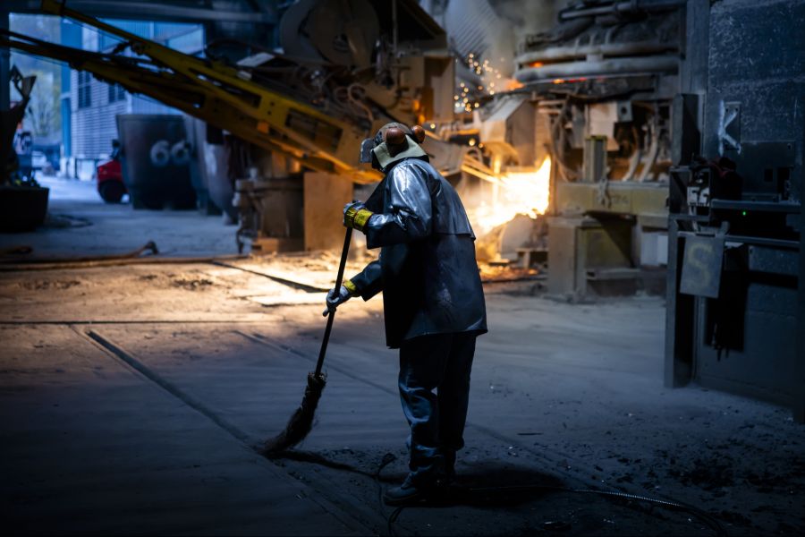 Die Zahl der geleisteten Arbeitsstunden blieb in der Schweiz 2025 stabil.