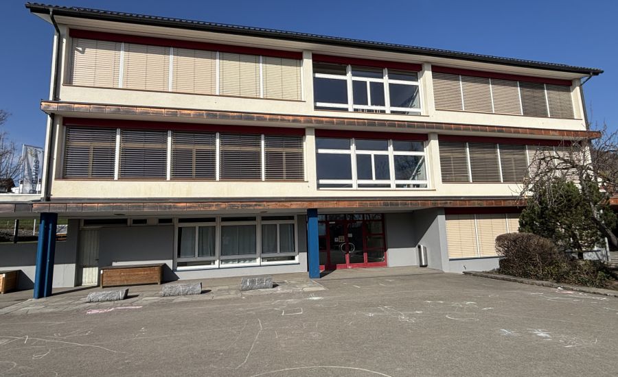 Das Schulhaus Beewies in Stäfa ZH. Auf dem Pausenplatz wurde eine Friedensbank von Kindern beschmiert.