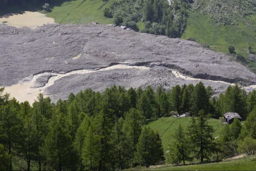Nach dem Bergsturz im Lötschental bleibt ein grosser Teil von Blatten weiterhin gesperrt, unter anderem der Schuttkegel (auf dem Bild).