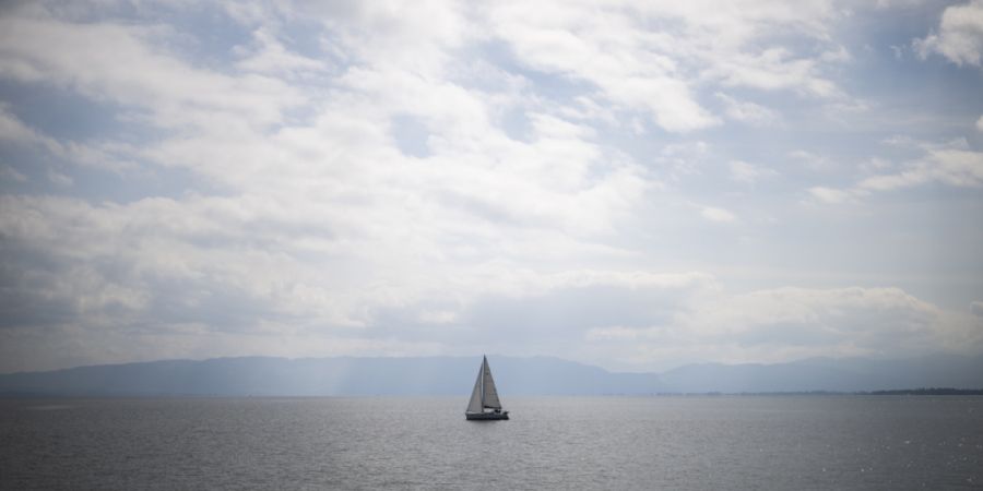 Ein Segelboot wurde im Oktober 2025 auf dem Bodensee von einem Motorboot gerammt. (Symbolbild)