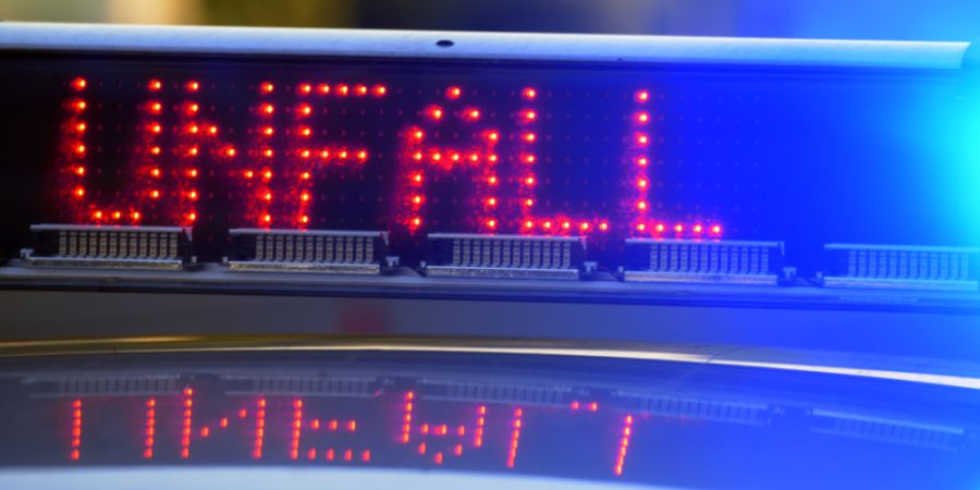 Auf der Autobahn A12 bei Flamatt hat sich am Montagmorgen ein Unfall ereignet. (Symbolbild)