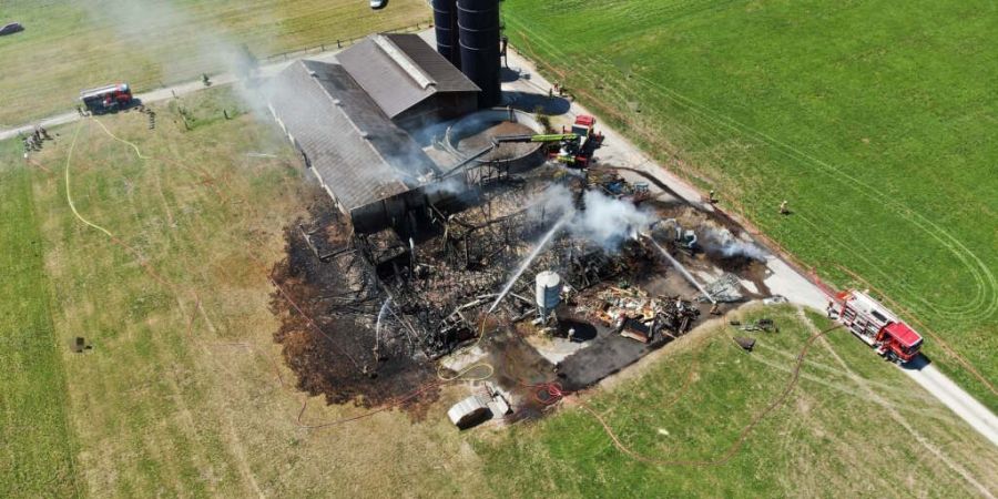 Bei den Löscharbeiten eines brennenden Landwirtschaftsbetriebs in Sax erlitt ein Feuerwehrmann einen Zusammenbruch.