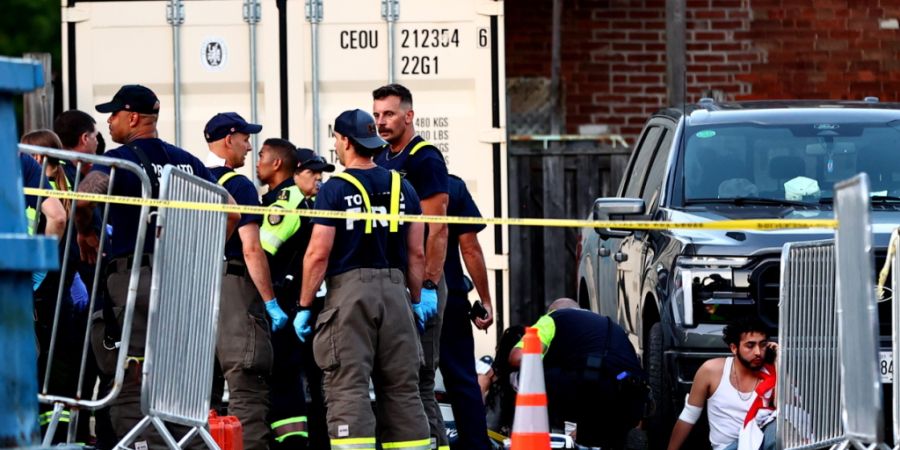 Rettungssanitäter rücken zu einem Vorfall bei der Veranstaltung «Salsa on St. Clair» in Toronto aus. Bei Schüssen auf einem Salsa-Festival in der kanadischen Stadt Toronto sind Men...