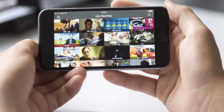 Dem TV-Streaming-Anbieter Zattoo zufolge empfangen 71 Prozent der Schweizer Haushalte Fernsehen über das Internet. (Archivbild)