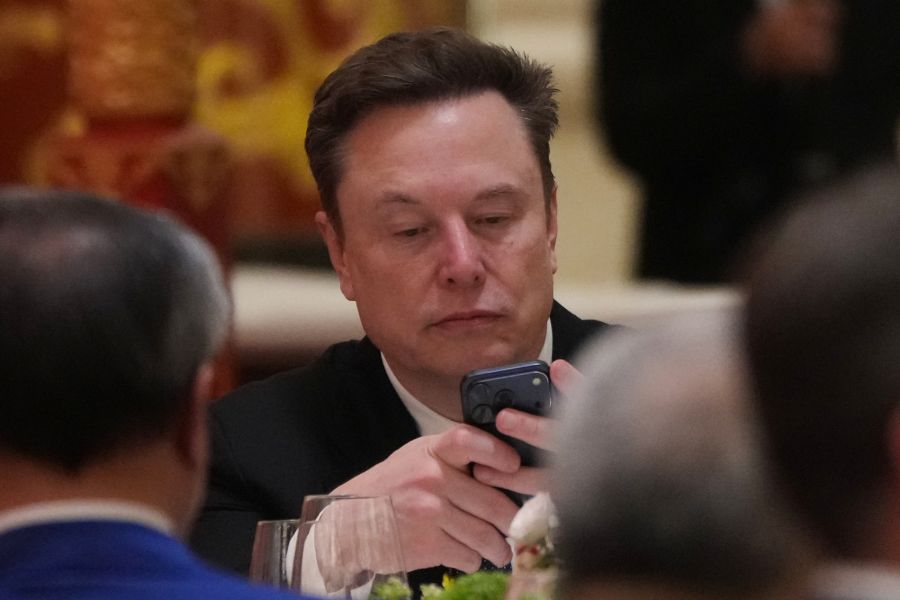 Gleiches gilt für Elon Musk, der hinter der KI Grok steht.