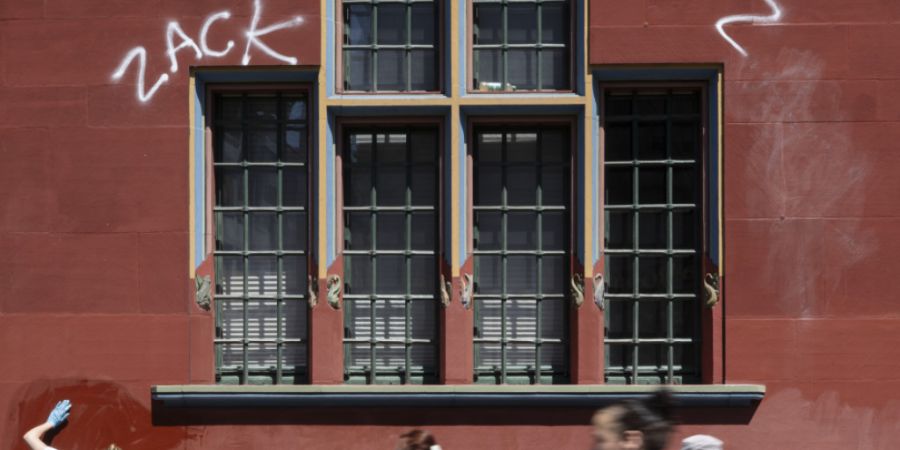 Die Staatskanzlei Basel-Stadt lässt die Sprayereien am Rathaus entfernen und erstattet Anzeige.