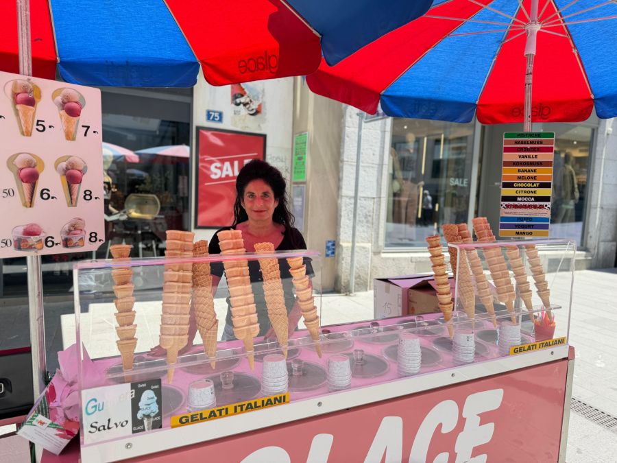 Giovanna (57) verkauft seit beinahe 40 Jahren Glacé in Basel.