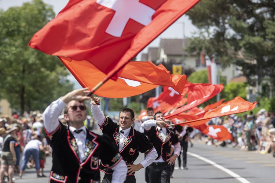 Neben dem Jodeln und dem Alphornblasen ist auch das Fahnenschwingen ein fester Bestandteil des Events.