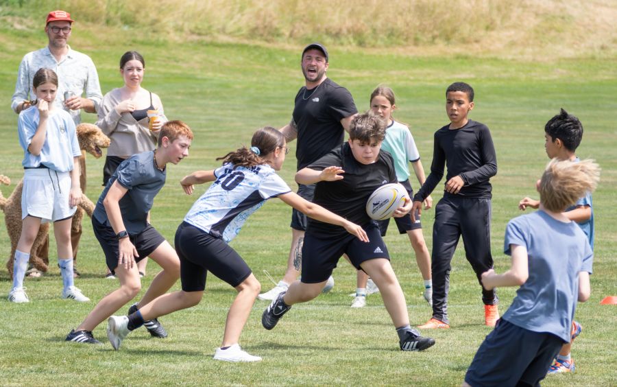 Mit Rugby@School bringt Rugby Bern den Vollkontaktsport in die Klassenzimmer.