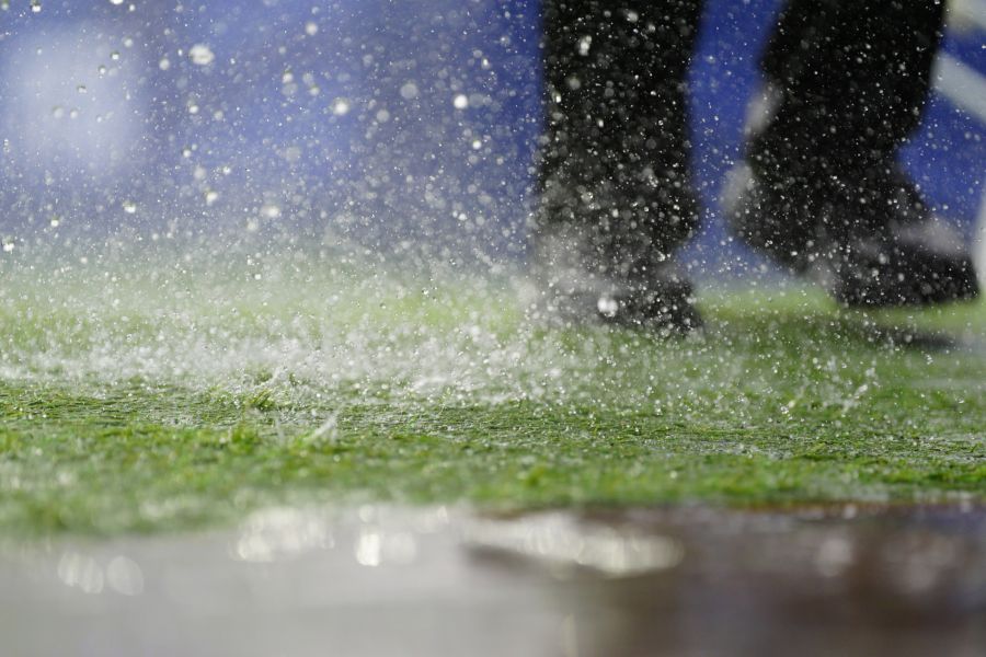 Starkregen prasselt aufs Spielfeld: Das Unwetter sorgte zur Halbzeit für eine zweistündige Spielunterbrechung.
