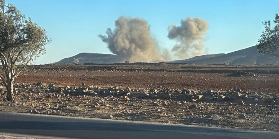 ARCHIV - Rauch steigt auf von einem mutmaßlichen israelischen Luftangriff, der das Dorf Jbab am Rande der Stadt Daraa im Süden Syriens getroffen hat. Foto: Omar Sanadiki/AP/dpa (Archi...