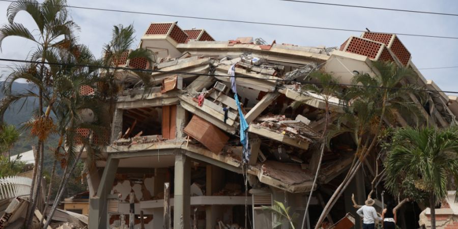 dpatopbilder - Wie ein Kartenhaus ist ein mehrstöckiges Gebäude in La Guaira in sich zusammengefallen. Foto: Stringer/dpa