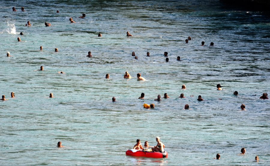 Mit über zehn Zentimetern ist der Pegelabfall der Aare in Bern- Schönau besonders gross.