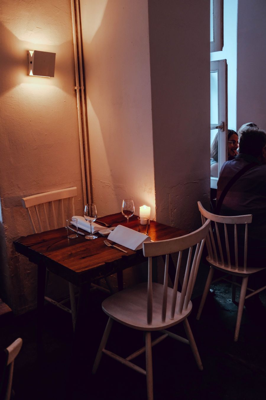 Das letzte Restaurant bot der vierköpfigen Familie einen Zweiertisch an.