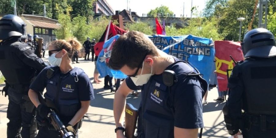 Bei einer Demonstration im Juli 2020 beim Basler Nachtigallenwäldeli kam es zu einem Pfefferspray-Einsatz. Ein Polizist muss sich dafür vor dem Strafgericht verantworten. (Archivbild)