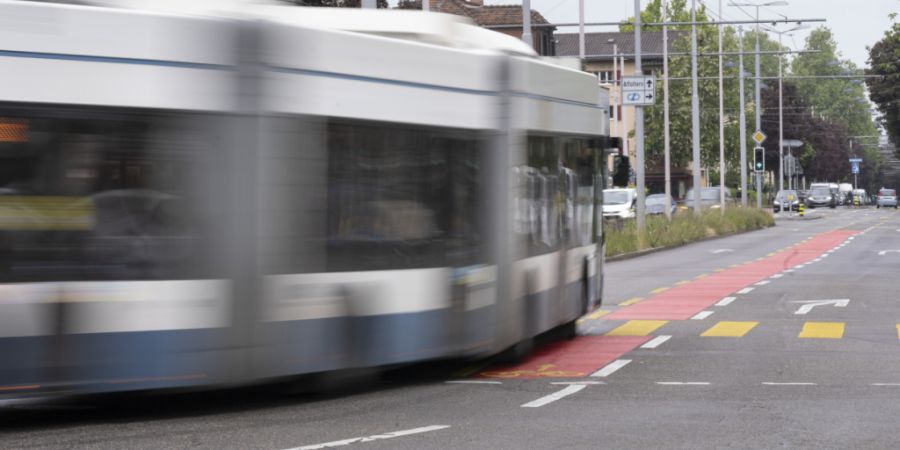 Ein 25-jähriger Velofahrer ist im Kreis 10 frontal mit einem VBZ-Bus kollidiert. Er musste mit schweren Verletzungen ins Spital gebracht werden. (Symbolbild)
