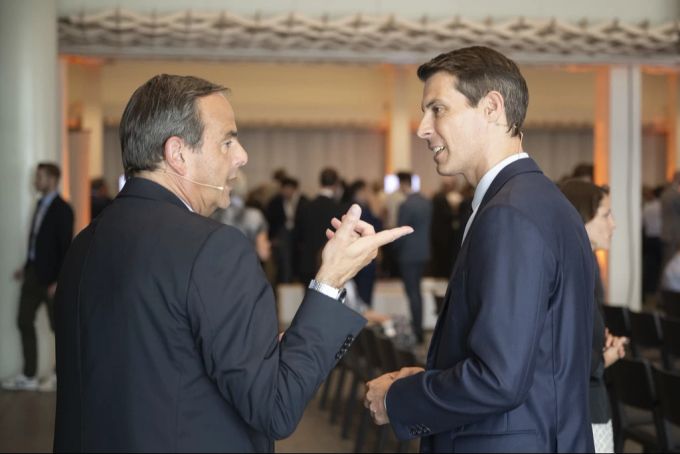 FDP-Präsident Thierry Burkart, rechts, spricht mit Mitte-Präsident Gerhard Pfister, an der Jahresversammlung von Economiesuisse, zum Thema «Wahlen 2023: Perspektiven statt Wunschdenken!», am 8. September 2023 im Kongresshaus in Zürich. Thierry Burkart Gerhard Pfister