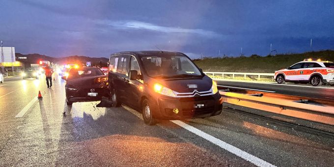 Gossau SG: Verkehrsunfall zwischen drei Autos auf Autobahn A1. Gossau SG Unfall