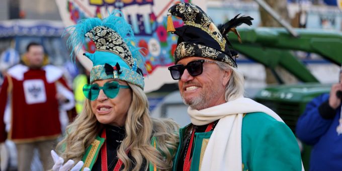 «Die Geissens» fuhren dieses Jahr erstmals am Kölner Rosenmontagszug mit. die geissens
