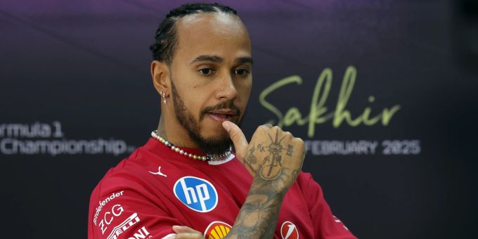 Lewis Hamilton (Ferrari) bei einer Pressekonferenz beim Vorsaison-Test der Formel 1 in Bahrain. Lewis Hamilton Ferrari Bahrain
