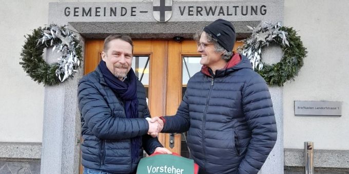 Stabübergabe in der DSL: Thomas Brönnimann (rechts) übergibt seinem Nachfolger Thomas Marti symbolisch die Schlüssel für die DSL und wünscht ihm viel Erfolg im neuen Amt. Symbolische Stabübergabe