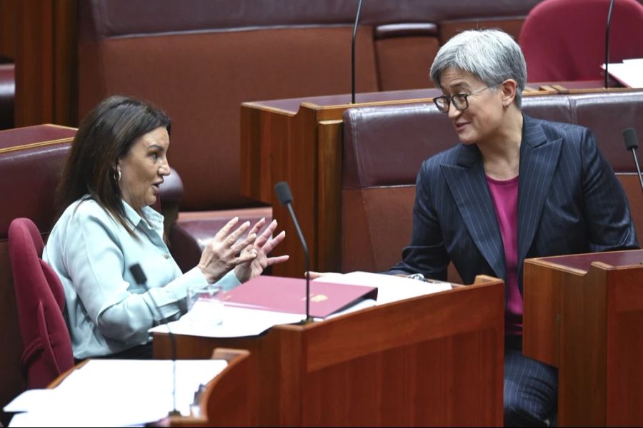 Abgeordnete des australischen Parlaments debattieren über das Gesetz.