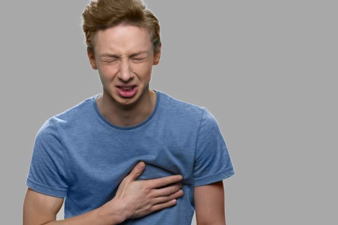 teenie hält sich vor schmerzen das herz