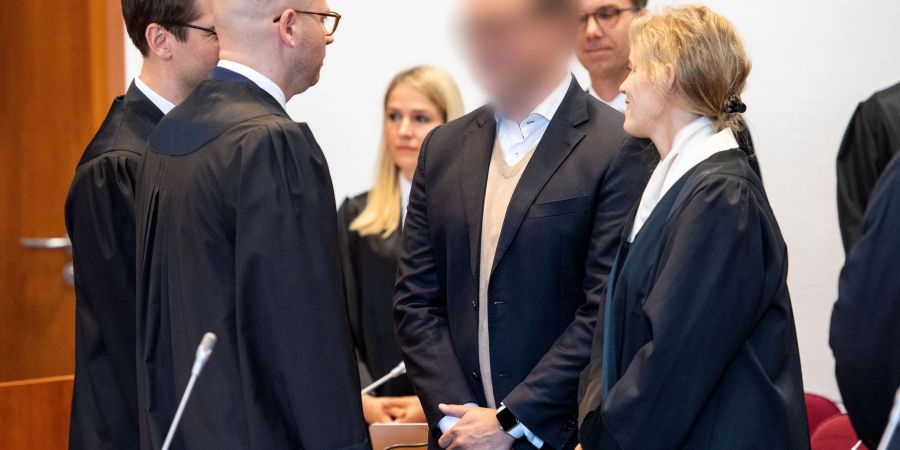 Zum Auftakt des ersten Cum-Ex-Strafprozesses 2019 vor dem Landgericht Bonn steht der Angeklagte (gepixelt) im Gerichtssaal. (Archivbild)