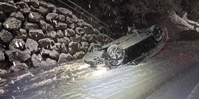 Jakobsbad in Appenzell: Auto auf Dach liegend. Auto auf Dach