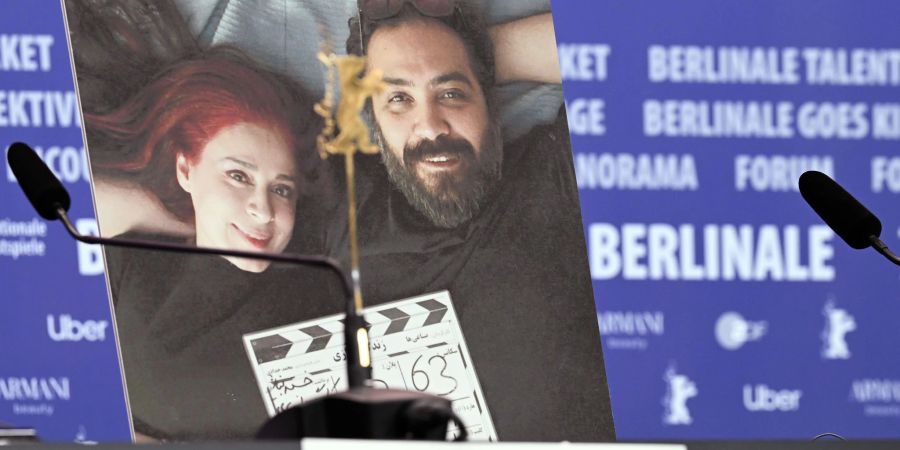 Ein Foto der beiden Regisseure Maryam Moghaddam (l) und Behtash Sanaeeha (r) auf der Berlinale-Pressekonferenz, die die beiden nicht besuchen konnten.