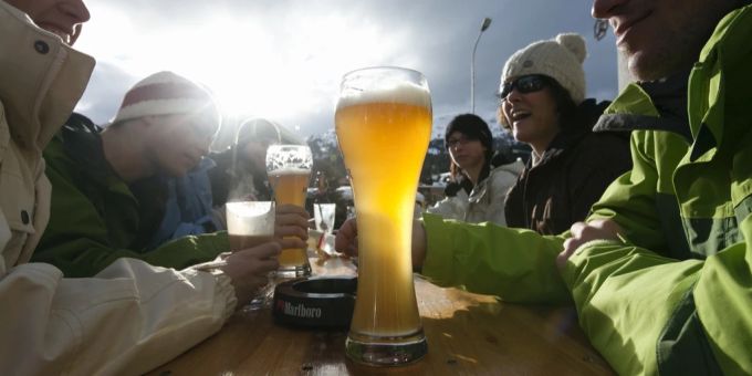Für viele gehört das Bier in der Ski-Beiz dazu. Alkohol