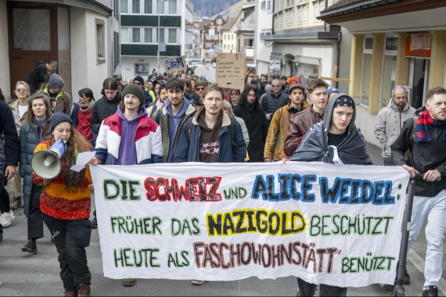 Am Samstag kam es dort dann zu einer bewilligten Demo gegen den Rechtsrutsch.