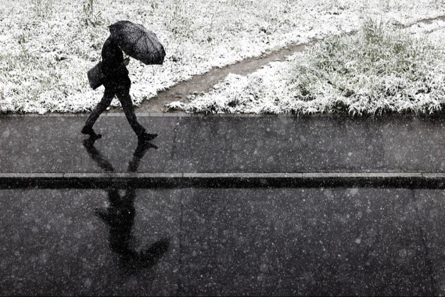 Am Mittwoch sinkt die Schneefallgrenze aber auf 600 bis 1000 Meter.