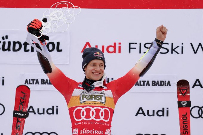 Marco Odermatt feiert den Sieg in Alta Badia. Marco Odermatt Alta Badia