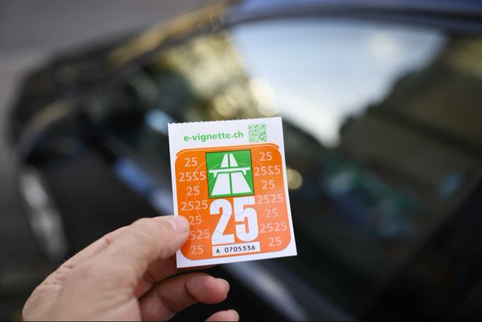 Die Autobahnvignette ist heute nicht mehr wegzudenken. Autobahnvignette