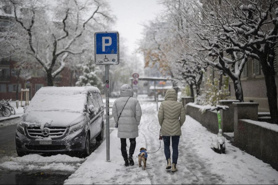 Die Temperaturen bleiben dabei auch in tiefer gelegenen Städten wie Zürich kalt. (Archivbild)