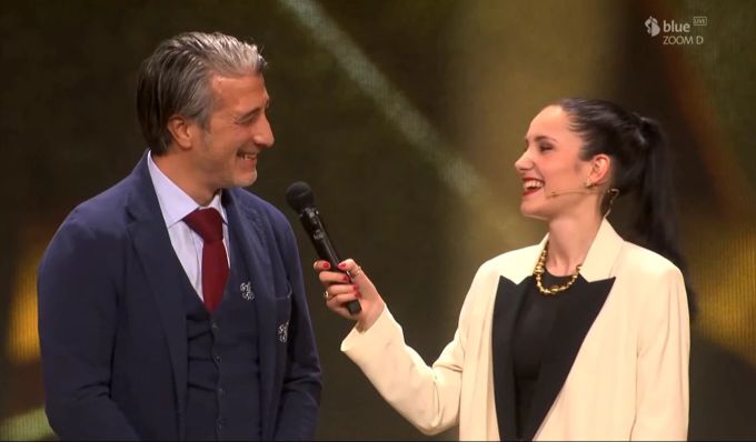 Murat Yakin und Cloé Salzgeber auf der Bühne bei den Swiss Football Awards. Murat Yakin