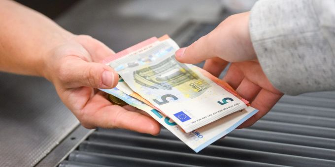 Eine internationale Umfrage zeigt, dass Verbraucher, Unternehmen und Regierungen in den kommenden Jahren mit höheren Inflationsraten rechnen müssen. (Archivbild) Geldscheine