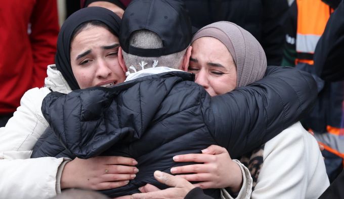 In Ramallah wurden im Austausch mit den Geiseln freigelassene Palästinenser in Empfang genommen. Geiseln Freilassung Gefangenenaustausch