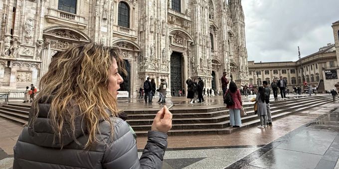Eine Touristin mit Zigarette in der Hand vor dem Dom in Mailand. Zigarette Touristin