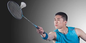 mann spielt badminton