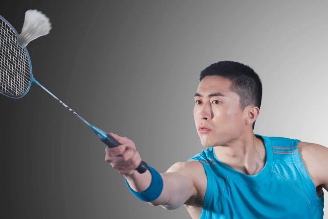 mann spielt badminton