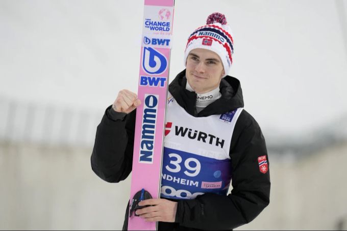 Marius Lindvik nach dem Gewinn seiner Silbermedaille beim Skispringen in Trondheim. Marius Lindvik Trondheim Skispringen