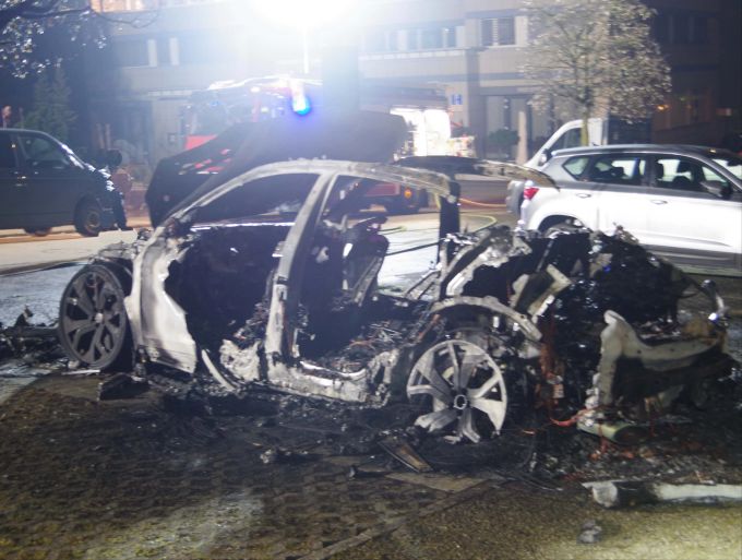 In Luzern brannte ein Auto komplett aus. Totalschaden