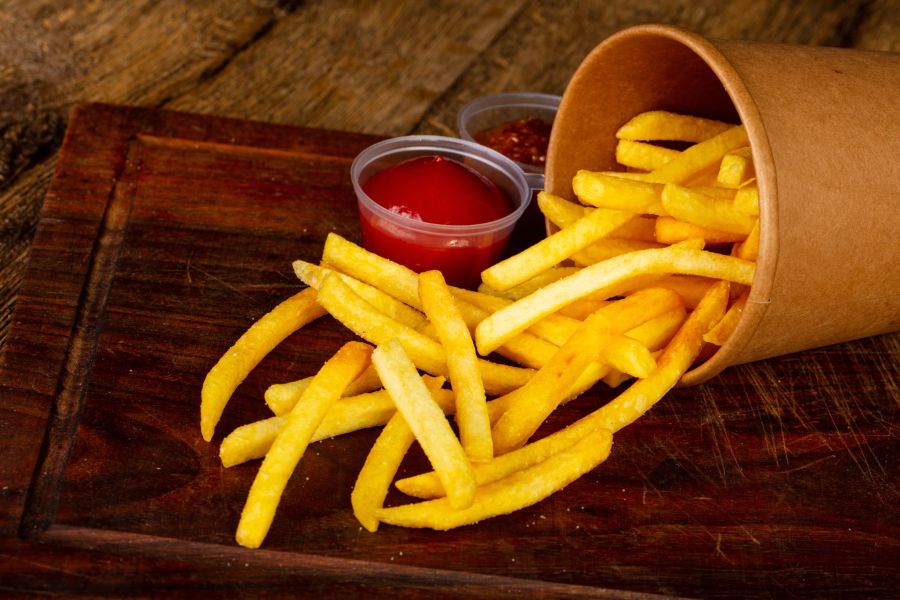 pommes mit ketchup